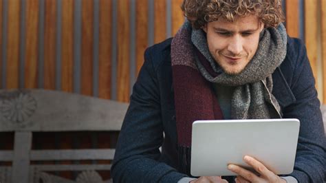 Zákazníci si prezerajú obchodné podmienky online