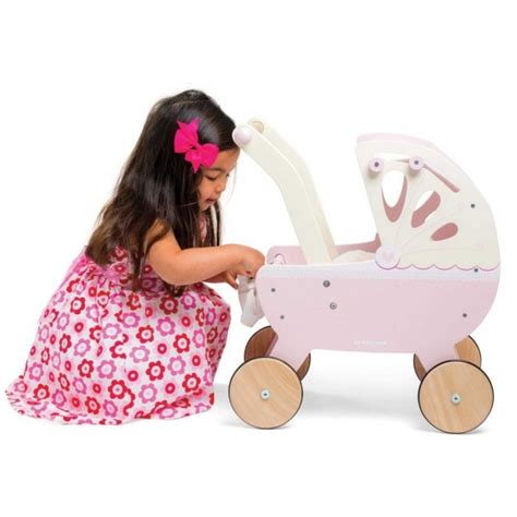 Dievčatko využívajúce drevený kočík Eco Toys ako oporu pri chôdzi
