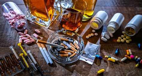Tehotná žena a rôzne návykové látky ako alkohol, cigarety a drogy, s varovnými značkami