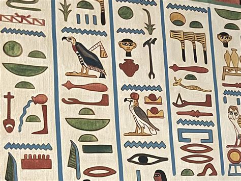 Staroveké egyptské hieroglyfy zobrazujúce rodinný život