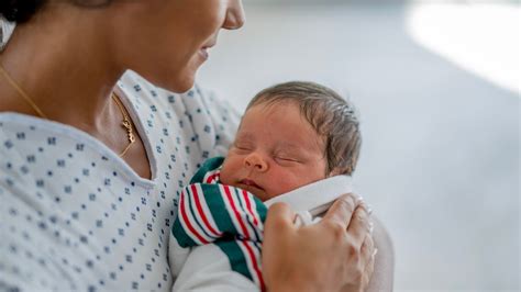 Ilustračná fotografia matky dojčiacej svoje dieťa