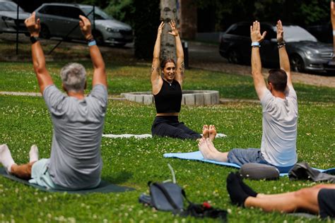 Obrázok páru cvičiaceho jogu v prírode
