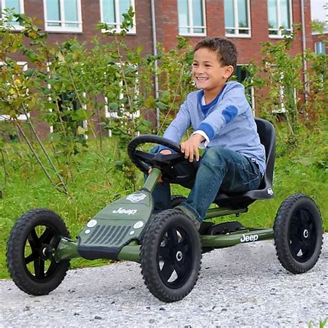 Dieťa šliapajúce na motokáre Berg Jeep v parku