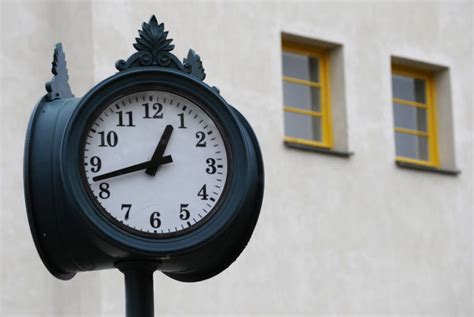 Hodiny a prsník symbolizujúce čas odsávania