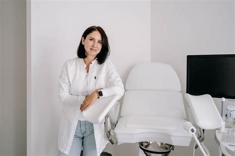 Lekárka gynekologička vyšetrujúca pacientku