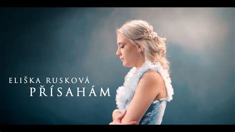 Eliška Rusková na pódiu hudobnej súťaže