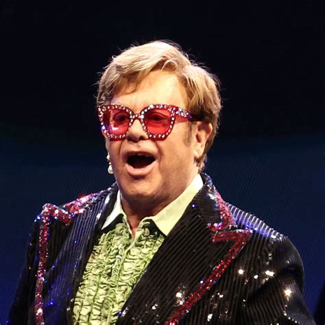 Elton John v jednom zo svojich extravagantných kostýmov