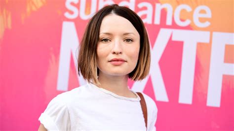 Portrét Emily Browning, zachytávajúci jej ikonický elegantný a mierne melancholický štýl