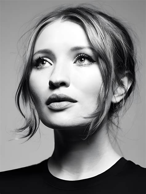 Emily Browning v elegantnom, modernom outfite, demonštrujúca jej prechod od detskej hviezdy k zrelej hereckej osobnosti