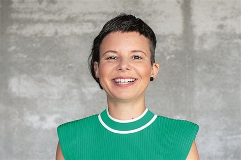 Obrázok: Eva Pavlíková s misou zemiakových placiek