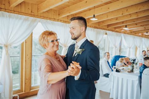 svadobná mama a otec v elegantnom oblečení vítajúci hostí
