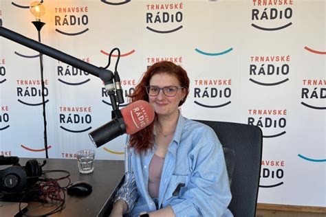 Evita Urbaníková v štúdiu rádia