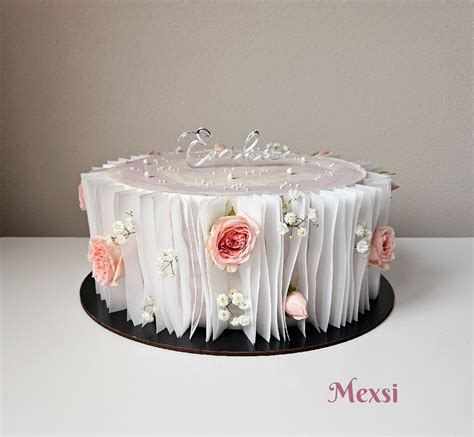Torta zdobená figúrkou bábätka a personalizovaným jedlým papierom