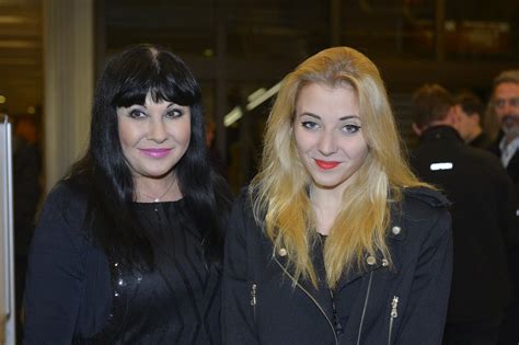 Mladá Anička Slováčková s rodičmi a bratom