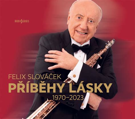 Felix Slováček s hudobným nástrojom na pódiu