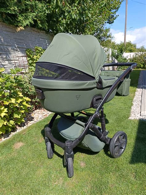 Detail otočných predných kolies s aretáciou na kočíku Britax