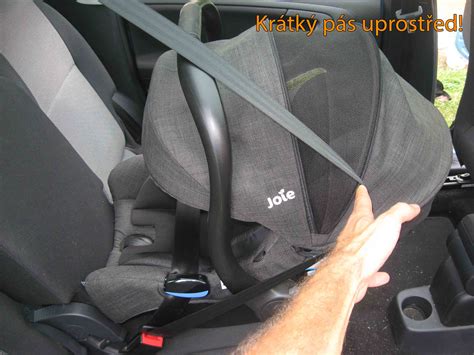 Ilustrácia rodiny cestujúcej autom s nainštalovanou autosedačkou na zadnom sedadle