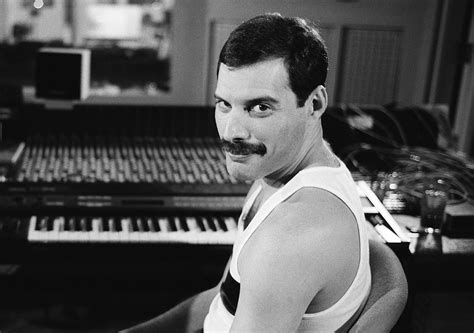 Portrét Freddieho Mercuryho na pódiu počas koncertu