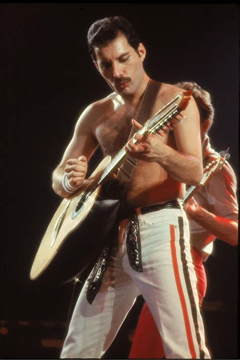 Freddie Mercury na pódiu v ikonickom kostýme