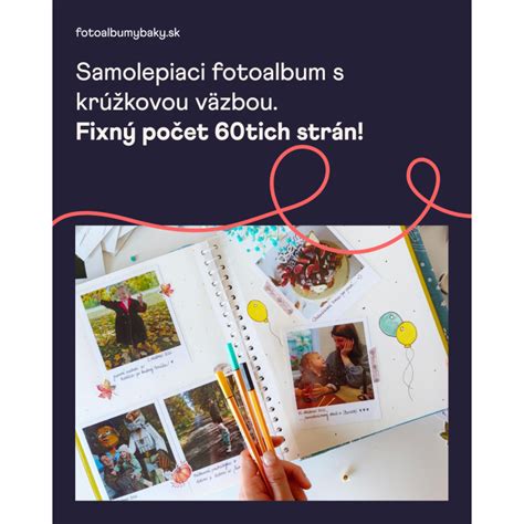 Rodina prezerajúca si fyzický fotoalbum