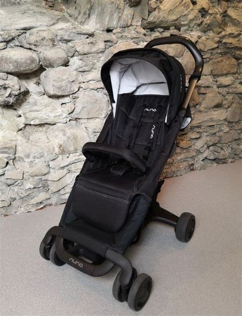 Komfortná poloha dieťaťa v kočíku Nuna Pepp Luxx s plne vysunutou strieškou