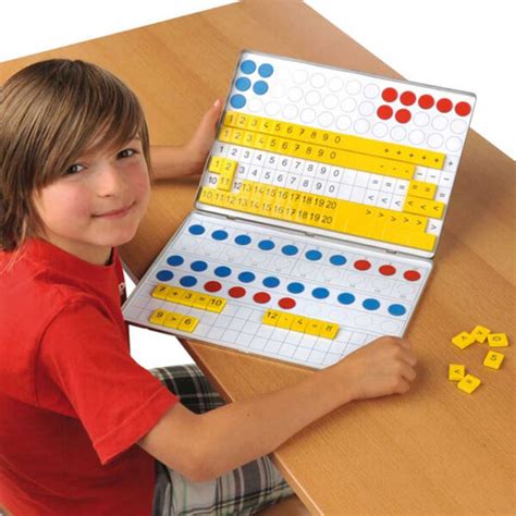 Dieťa s magnetickými číslami