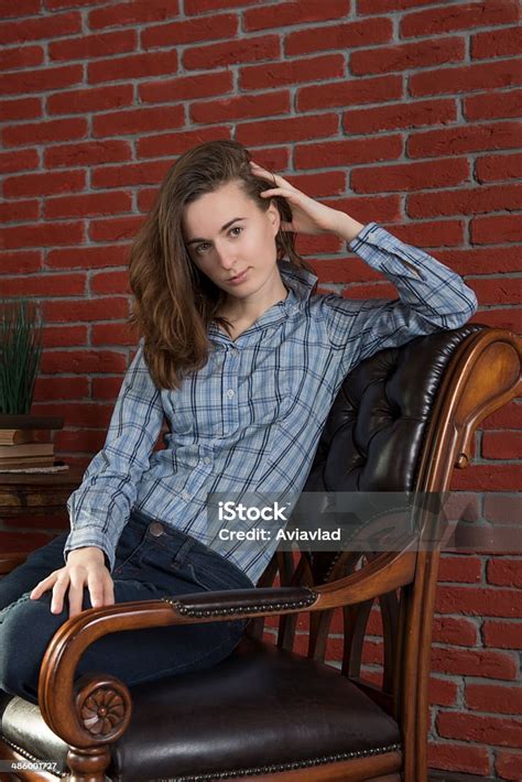 Mladá žena v retro sestrinskej uniforme
