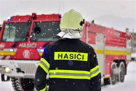 Hasiči v plnej výzbroji pri záchrannej akcii