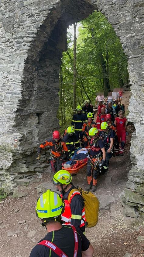 Hasiči počas náročného tréningu záchrany z výšok