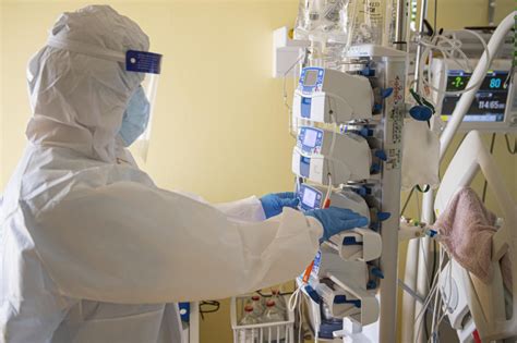 lekári pracujúci na jednotke intenzívnej starostlivosti