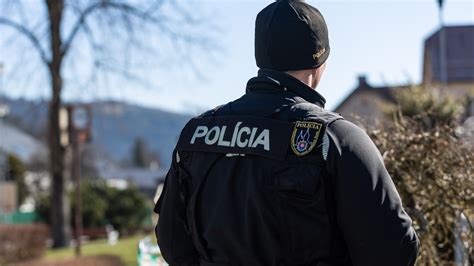 Policajt vykonávajúci službu