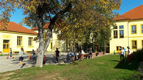 Skupina detí na školskom dvore