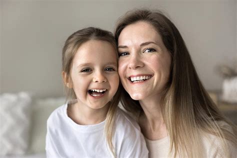 Dojčiaca matka drží dieťa a hlivu ustricovú