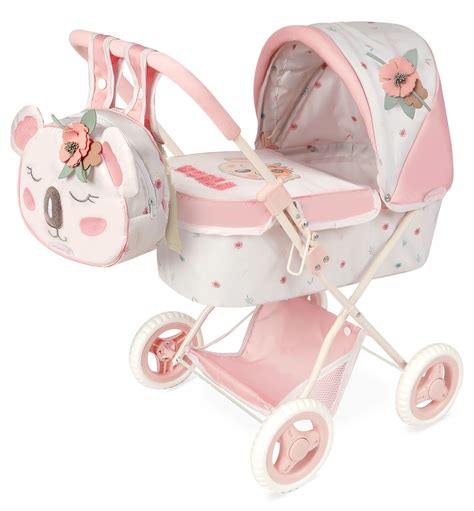 Dievčatko s úsmevom tlačiace hlboký kočík pre bábiky s motívom Minnie Mouse v parku