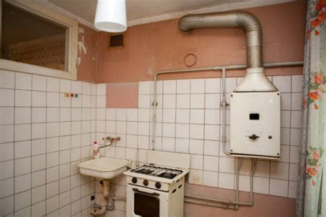 Stará kuchyňa s tradičným riadom