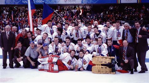 Český hokejový tím oslavujúci zlato na ZOH Nagano 1998