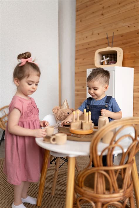 Zariadený domáci detský kútik s mäkkým kobercom a drevenými hračkami