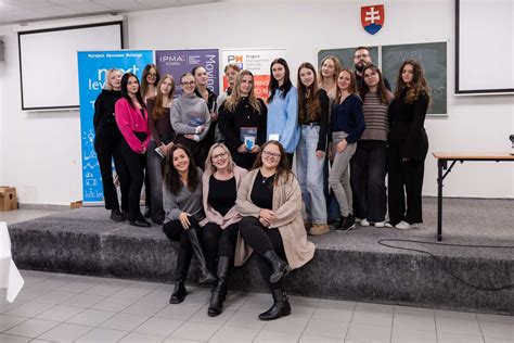 Študenti a zamestnanci UKF organizujúci triedenie darov