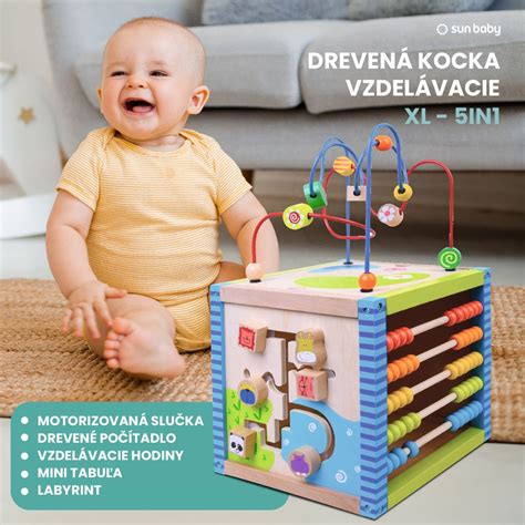 Dieťa skladajúce triedič tvarov