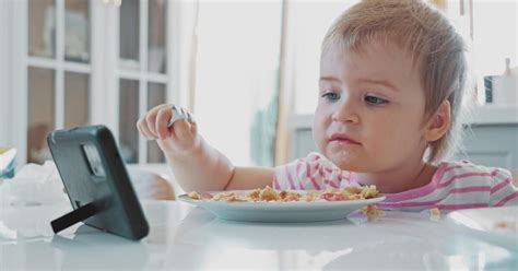Dieťa v detskej zástere BabyOno Active Baby pri jedení
