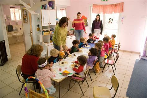 Pedagogickí asistenti a odborní zamestnanci v materskej škole