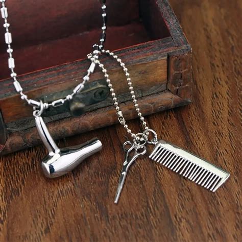 Barber s nožnicami a hrebeňom