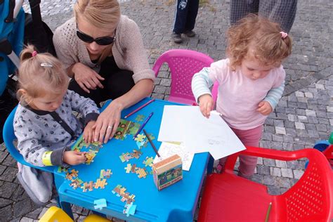 Ilustrácia rodiny pri jesenných aktivitách