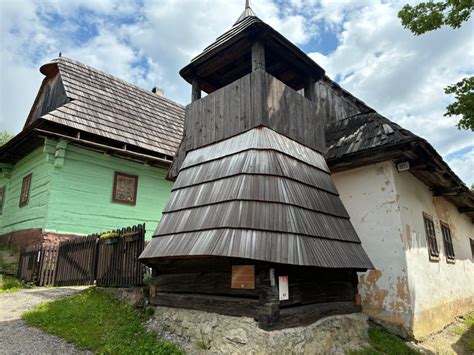 Silueta mesta Ružomberok s výhľadom na hory a Vlkolínec