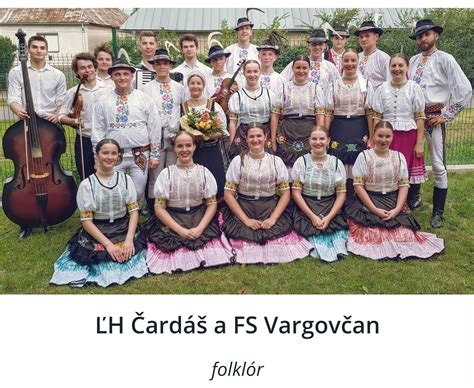Slovenský folklórny súbor v krojoch