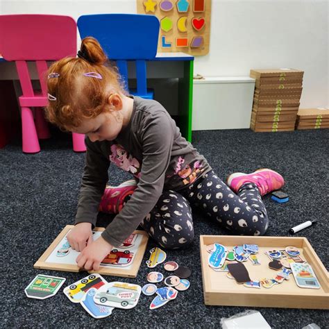 Dieťa s rodičom pri hre s kockami