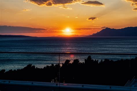 Silueta otca s tromi dcérami pri západe slnka