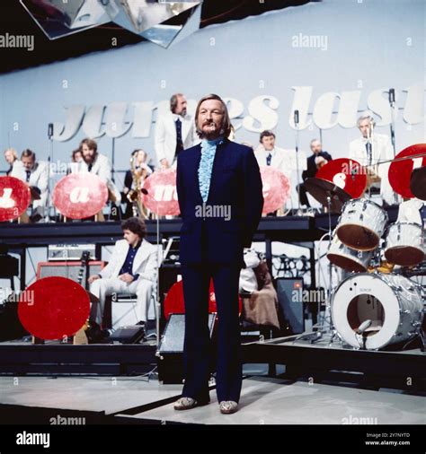 James Last na pódiu, dirigujúci orchester