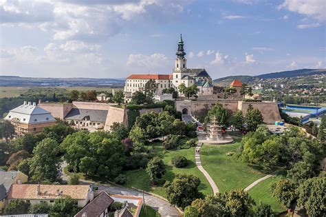 Letecký pohľad na historické centrum Nitry s dominantou Nitrianskeho hradu a vrchu Zobor