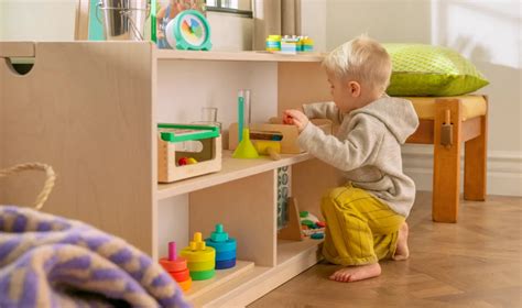 Dieťa hrajúce sa s Montessori materiálmi